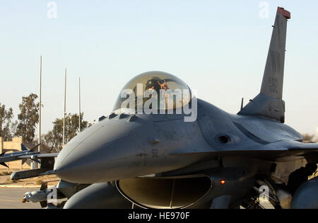 Lt. Col. Robert Petty legge un ordine di promozione per il cap. Kevin Danaher, chi è stato promosso durante il volo di un F-16 Fighting Falcon in Iraq a sostegno dell'Operazione Iraqi Freedom dic. 25. Petty, assistente del direttore delle operazioni per il XIV Expeditionary Fighter Squadron a base comune Balad, Iraq, è un nativo di Bryan, Texas. Danaher, XIV EFS standardizzazione e valutazioni liaison officer, è un nativo di Crystal River, Fla. entrambi agenti vengono distribuiti da Misawa combatté Air Base, Giappone. Tech. Sgt. Erik Gudmundson) Foto Stock