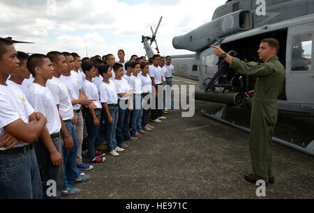 Stati Uniti Marine Corps Capt. Michael Bebow, Marine Attacco leggero elicottero Squadron 469 UH-1Y Huey pilota, parla con nuovo Philippine Air Force reclute durante l'alimentazione di aria al giorno durante la fase di esercizio Balikatan 2015 Clark Air Base, Filippine, 25 aprile. Alimentazione aria giorno presentava circa 15 aeromobili da Philippine Air Force e U.S. Air Force, Navy e Marine Corps per circa 1.000 visitatori al tour e parlare con aria i membri dell'equipaggio. Il personale Sgt. Maeson L. Ellemann) Foto Stock