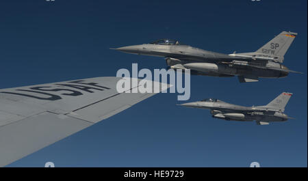 Stati Uniti Air Force F-16 Fighting Falcons attendere per loro reclute dopo la ricezione del carburante da un KC-135 Stratotanker assegnato al 351Expeditionary Air Refuelling Squadron 13 giugno 2014, durante una delle operazioni del Baltico esercitare la missione sulla Germania. Celebrando il suo xlii anno la BALTOPS esercizio mira a migliorare la sicurezza in mare Baltico attraverso la cooperazione tra alleati regionali. Airman 1. Classe Kyla Gifford Foto Stock