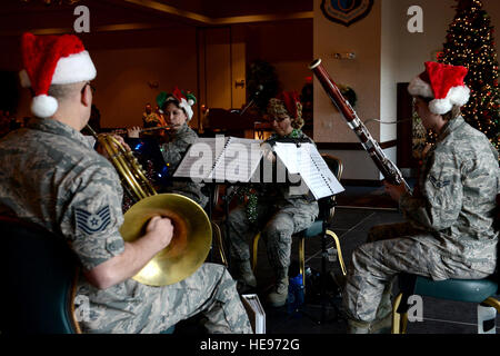 I membri della band del Mid-America eseguire natale e musica vacanze dic. 17, 2014 a Scott Air Force Base, Ill. la band ha suonato presso un certo numero di posizioni di cui la 375 Aria Mobilità ala sede centrale e i trasporti negli Stati Uniti la sede centrale di comando. Il personale Sgt. Jonathan Fowler) Foto Stock