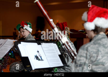 I membri della band del Mid-America eseguire natale e musica vacanze dic. 17, 2014 a Scott Air Force Base, Ill. la band ha suonato presso un certo numero di posizioni di cui la 375 Aria Mobilità ala sede centrale e i trasporti negli Stati Uniti la sede centrale di comando. Il personale Sgt. Jonathan Fowler) Foto Stock