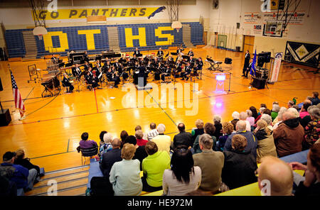 I membri della band del Mid-America fanno la loro strada allo stadio per giocare per un pubblico di O'Fallon Township High School di O'Fallon, Ill., Marzo 16. La band raggiunge a membri della famiglia di eroi caduti e organizza concerti di farle onore. Questo concerto è stato in onore della famiglia di Airman 1° classe Cuddeback Zaccaria, che fu ucciso quando un terrorista ha aperto il fuoco su un gruppo di persone all'aeroporto di Francoforte, Germania. Il personale Sgt. Ryan Gru) Foto Stock