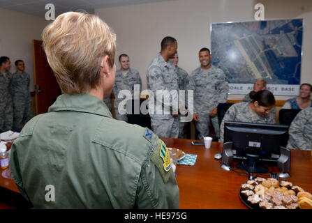 Col. Kristin Goodwin, seconda bomba Wing Commander, parla di 2fs aviatori tornando a casa da sei mesi di distribuzione nel sostegno delle operazioni inerenti a risolvere e libertà di Sentinel a Barksdale Air Force Base, La., 14 luglio. Goodwin ha chiesto aviatori circa le loro esperienze di implementazione e condiviso alcune delle sue esperienze. Airman 1. Classe Mozer O. Da Cunha) Foto Stock