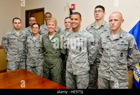 Col. Kristin Goodwin, seconda bomba Wing Commander, posa per una foto con i membri dal 2 forze di sicurezza Squadron tornando a casa dalla distribuzione su Barksdale Air Force Base, La., 14 luglio. Membri distribuito a sostegno di operazioni inerenti a risolvere e libertà Sentinel. Airman 1. Classe Mozer O. Da Cunha) Foto Stock