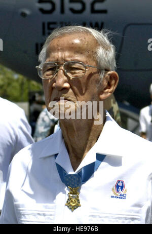 Barney Hajiro, Shizuya Hayashi ed Ed Ichiyama pongono di fronte a un C-17 Globemaster III denominata 'lo spirito di 'Go per il rotto'' durante una cerimonia di arrivo Hickam Air Force Base, Hawaii, mercoledì 14 giugno. Gli uomini sono i veterani del 442nd combattere Regimental Team. Il velivolo è chiamato in onore della loro unità. Tech. Sgt. Shane A. Cuomo) Foto Stock