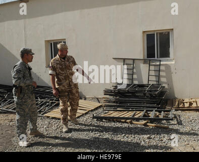 Provincia di PAKTYA, Afghanistan - STATI UNITI Army Sgt. 1. Classe Timoteo Dyke e British Sgt. Jamie Ryan asini i quarti viventi dell'esercito afghano, 21 aprile a inoltrare una base operativa Thunder in Afghanistan Paktya della provincia. I sergenti sono il rinnovamento di ANA caserme così la prossima classe di soldati avranno un posto dove vivere mentre in formazione. Dike è assegnato a Indiana la Guardia Nazionale unità; Ryan è assegnato al 6° battaglione del reggimento reale di Londra. Stati Uniti Air Force Airman 1. Classe Laura Goodgame, RC-Est Affari pubblici Advisory Team) Foto Stock