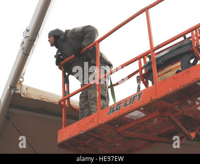 Stati Uniti Air Force Staff Sgt. Giuseppe Dillard, J2 Basic Aviosuperficie Expeditionary team risorse strettamente, ispeziona un fascio per un nuovo 4K dome, gen. 16. Le tende sosterrà l' afflusso di aviatori, soldati, marinai e marines che passano attraverso il centro di transito. Il team, distribuito dalla 49th materiale squadrone Manutenzione, Holloman Air Force Base, N.M., viaggia l'area di responsabilità di strutture edili. Senior Master Sgt. Mike Litsey Foto Stock