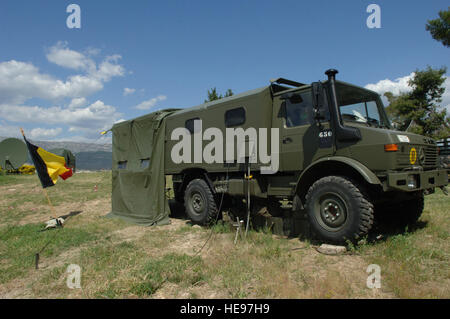 Esercito belga soldato operare da un Unimog carrello progettato per tenere le loro apparecchiature radio durante un esercizio per per sforzo combinato 2008 su la lora Naval Station in Croazia il 11 maggio 2008. Più di 40 nazioni partecipanti per utilizzare l' esercizio a pianificare, preparare e mettere in pratica utilizzando una gamma completa delle comunicazioni, le attrezzature, le politiche e le procedure prima di distribuire per missioni della NATO ed emergenti e reali situazioni di crisi. Airman 1. Classe Kelly LeGuillon Foto Stock