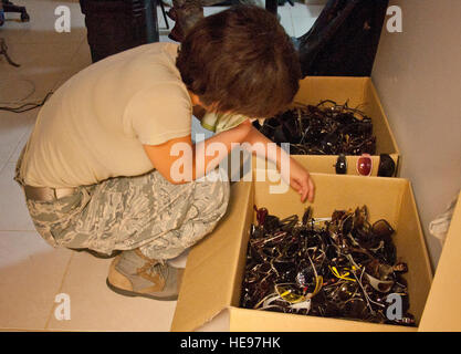 Stati Uniti Air Force Staff Sgt. Lindsay Horn, nuovi orizzonti optometria tecnico distribuito da Macdill Air Force Base, Fla., trova un paio di occhiali da sole per un paziente durante una preparazione medica esercitazione, o MEDRETE, 29 aprile 2014, a Isabel Palma Policlinico San Antonio, il Belize. Gli abitanti del Belize ha ricevuto cure mediche attraverso Belizean lavoratori della sanità, come pure canadesi e i militari Usa i fornitori di cura. Il MEDRETE offre assistenza medica di professionisti della salute di tutti e tre i paesi la possibilità di formarsi e di interagire con uno un altro mentre fornisce assistenza sanitaria gratuita ai residenti Belizean. Tec Foto Stock