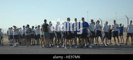 Deserto Lightning membri del team a prepararsi per avviare la famiglia solo per divertimento 5K correre a Davis-Monthan Air Force Base, Ariz., Giugno 7, 2013. La corsa è stata detenuta da Benko Sport e Fitness Center e ha invitato i membri DLT per portare la famiglia e animali domestici. Betty R. Chevalier Foto Stock