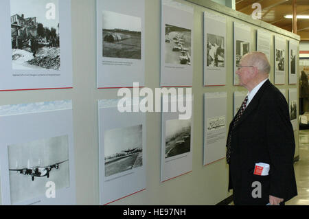 Ritirato Lt. Col. Clinton Hankins, un veterano del ponte aereo di Berlino, passeggiate attraverso il sessantesimo anniversario mostra sul display in Travis Air Museum ott. 15. Il colonnello Hankins lungo con 23 compagni di ponte aereo di Berlino i veterani sono stati presentati il tedesco-americana amicizia award per i loro contributi al tedesco-americana relazioni. Airman 1. Classe Kristen Rohrer) Foto Stock