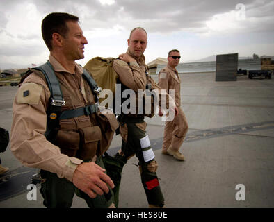 Esercito Brig. Gen. Raymond Palumbo, Task Force 373 commander, passeggiate con il Mag. Nathan Meade e Capt. William Roedl, Expeditionary 494th Fighter Squadron, out per un F-15E Strike Eagle luglio 26 a Bagram Air Base, Afghanistan. Grandi Meade ha dato generale Palumbo un orientamento volo più tardi quel giorno. Il personale Sgt. Samuel Morse) Foto Stock