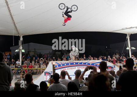 Drew Bezanson backflips oltre il cap. Brian Kingcade durante il moto sopra Baghdad dimostrazione presso il 379 Aria ala Expeditionary nel sud-ovest Asia, nov. 8, 2013. Bezanson è un professionista di BMX rider con la moto Sopra gruppo di Baghdad e Kingcade è il 379 forza expeditionary squadrone di supporto i servizi alla comunità di comandante di volo distribuiti da Tinker Air Force Base, Okla. e a Los Angeles native. (Cortesia Keith Mulligan) Foto Stock