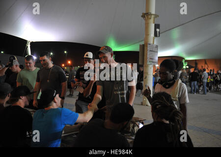 I membri dal moto sopra i team di Baghdad firmare autografi per i membri del servizio all'aria 379 Ala Expeditionary nel sud-ovest Asia, nov. 9, 2013. Il team ha fornito un ora di dimostrazione che comprendeva una varietà di acrobazie che vanno da salta alla terra piatta trucchi. Master Sgt. David Miller) Foto Stock