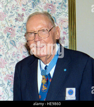 Medal of Honor i destinatari, LTC Joe M. Jackson, Ret., 1LT William R. Lawley, Jr., Ret. E MAJ Bernard F. Fisher, Ret., orgogliosamente tenere la loro 314Airlift Wing collezionisti di monete, li ha premiati durante la medaglia di Honor Society il pranzo. Foto Stock