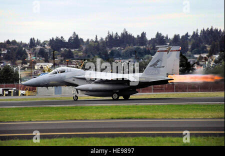 Un caccia F-15C Eagle della Oregon Air National Guard decolla dalla Portland Air National Guard base, conducendo operazioni di volo per mantenere prontezza e competenza tattica. Foto Stock