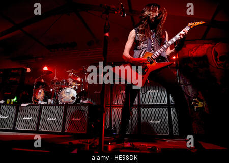 Dario Lorina, rhythm chitarrista e cantante di supporto per la Black Label Society, svolge durante un concerto gratuito per i membri del servizio e le loro famiglie a Ramstein Air Base, Germania, 17 marzo 2015. Dopo un tour attraverso l'Europa, la banda di mettere su un concerto gratuito per gli avieri e le loro famiglie con la guida dal OSU. (U.S. Air Force foto/Staff Sgt. Sara Keller) Foto Stock