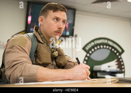 Il cap. Jay Doerfler, 421st Expeditionary Fighter Squadron F-16 Fighting Falcon pilota, riceve una fase breve prima superando 1000 combattere ore di volo in Afghanistan, a Bagram Airfield, Afghanistan, Aprile 7, 2016. Doerfler ha volato due diversi aeromobili, la MC-12 e F-16, in più di 200 missioni di combattimento da Kandahar e aerodromi Bagram durante più distribuzioni. Doerfler passerà a F-35 Lightning II dopo il suo tempo in Afghanistan. Tech. Sgt. Robert Cloys) Foto Stock