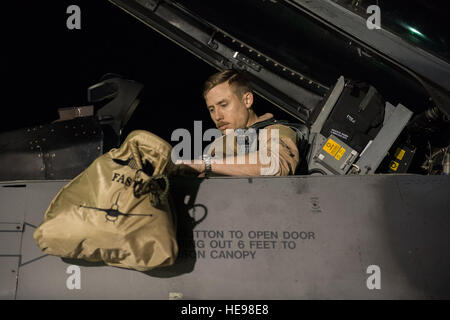 Il cap. Jay Doerfler, 421st Expeditionary Fighter Squadron pilota, nelle salite al suo F-16 Fighting Falcon prima di uscire su un volo sono stati ha superato 1000 combattere ore di volo a Bagram Airfield, Afghanistan, Aprile 7, 2016. Doerfler ha volato due diversi aeromobili, la MC-12 e F-16, in più di 200 missioni di combattimento da Kandahar e aerodromi Bagram durante più distribuzioni. Doerfler passerà a F-35 Lightning II dopo il suo tempo in Afghanistan. Tech. Sgt. Robert Cloys) Foto Stock