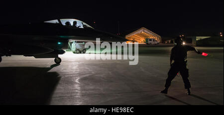 Il cap. Jay Doerfler, 421st Expeditionary Fighter Squadron pilota, taxi alla fine della pista in un F-16 Fighting Falcon sono prima di uscire su un volo per superare 1000 combattere ore di volo in Afghanistan a Bagram Airfield, Afghanistan, Aprile 7, 2016. Doerfler ha volato due diversi aeromobili, la MC-12 e F-16, in più di 200 missioni di combattimento da Kandahar e aerodromi Bagram durante più distribuzioni. Doerfler passerà a F-35 Lightning II dopo il suo tempo in Afghanistan. Tech. Sgt. Robert Cloys) Foto Stock