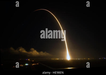 SpaceX lanciò una navicella Falcon 9 Dragon alla stazione spaziale Internazionale dalla Cape Canaveral Air Force Station, Florida, il 21 settembre 2014, supportata da squadre militari, civili e appaltatori del 45th Space Wing. Foto Stock