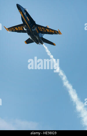 Un U.S. Navy dimostrazione di volo squadrone Blue Angels F/A-18 Hornet esegue durante le ali sopra il Pacifico air show sett. 27, 2014, in corrispondenza del giunto di base Harbor-Hickam perla, Hawaii. Il Blue Angels eseguite quattro-piano di formazione di Diamante, due manovre di pilota e il sei-jet Delta formazione come parte della loro dimostrazione. Stati Uniti Navy Blue Angel piloti sono scelti sulla base delle loro capacità professionali, cuscinetto militare e capacità di comunicazione. Il personale Sgt. Christopher Hubenthal) Foto Stock