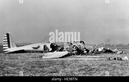 Vista laterale del Boeing XB-17 (modello 299) dopo l'incendio è stato spento. (U.S. Air Force foto) Foto Stock