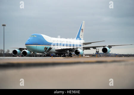 Un VC-25A Air Force One aeromobile si siede su una rampa di Offutt Air Force Base, Nebraska durante una breve sosta gen. 22. Il velivolo è una delle due varianti di Boeing 747 aeroplani che servono come un velivolo da trasporto per il Presidente degli Stati Uniti. ( Josh Plueger Foto Stock