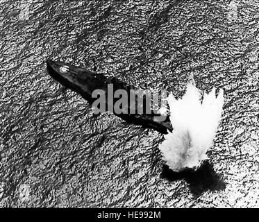 Il 21 giugno 1921, U.S. Army Air Service piloti ha bombardato il catturato il tedesco corazzata Ostfriesland per dimostrare l efficacia del bombardamento aereo su navi da guerra. Al momento la nave era uno dei più grandi del mondo navi da guerra. Il Brigadiere Generale William 'Billy' Mitchell, assistente capo dell'esercito dell'aria, di servizio disposti la dimostrazione per dimostrare che la forza aerea dovrebbe diventare il paese della prima linea di difesa. La maggior parte dei capi militari hanno dubitato che aerei potrebbero arrecare gravi danni su navi da guerra. Mitchell's prove dato loro torto. Foto Stock