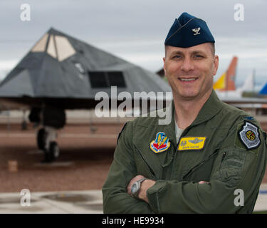 Col. Contrassegnare Hoehn, 49Operations Group commander, pone di fronte a un F-117 Nighthawk stealth fighter jet visualizzazione statica 18 Marzo presso Heritage Park, Holloman Air Force Base, N.M. Il 19 marzo 2003, Hoehn e poi Lt. Col. David Toomey, entrambi schierati dalla 49th Fighter Wing, lanciato gli attacchi aerei su Baghdad, segnando l'inizio dell'Operazione Iraqi Freedom. Dodici anni più tardi, Hoehn è tornato a Holloman passando le sue abilità lungo a MQ-1 Predator e MQ-9 Reaper piloti. Airman 1. Classe Emily A. Kenney Foto Stock