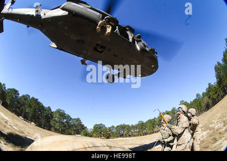 I soldati assegnati al 1° Brigata Team di combattimento, ottantaduesima Airborne Division, bretella la girante di lavaggio UH-60 Black Hawk durante la discesa di un carico di imbracatura esercizio nov. 4, a Fort Bragg, N.C. Sgt. Steven Galimore) Foto Stock