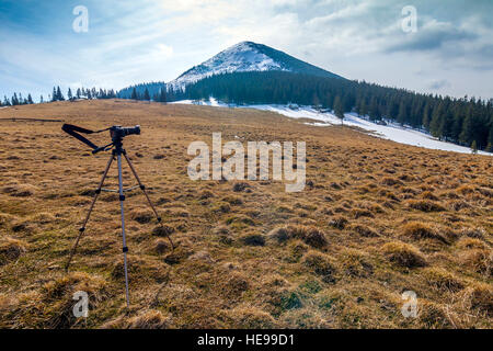 In montagna la fotocamera su un treppiede in condizioni di clima freddo Foto Stock