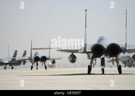 Diversi F-15 aquile dalla 493rd Fighter Squadron at Royal Air Force Lakenheath, Inghilterra, taxi per la pista durante la giornata finale di Anatolian Eagle Giugno 18, 2015, al 3° getto principale Base, Turchia. Il 493rd FS ha ricevuto recentemente il 2014 Raytheon Trophy come NEGLI STATI UNITI Air Force del top Fighter Squadron. Tech. Sgt. Eric Burks) Foto Stock