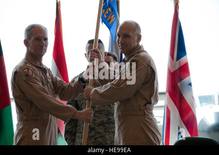 100907-F-1020B-049.jpg Kabul - Brig. Gen. David Allvin, assume il comando della neo-nominato NATO formazione dell'aria di comando e 438th Air Expeditionary Wing, dal Lt. Gen. Mike ostaggio, comandante della U.S. Le forze di aria di comando centrale, nel corso di una cerimonia a Kabul International Airport sett. 7, 2010. La modifica del nome da combinato di alimentazione Aria forza di transizione alla formazione Aria di comando rappresenta l'organizzazione del passaggio da una prevalenza di US-missione ha portato a una più ampia del comando della NATO. Stati Uniti Air Force Brig. Gen. Michael boera, il comandante uscente, va su come il Direttore dei piani e dei programmi per aria com Foto Stock