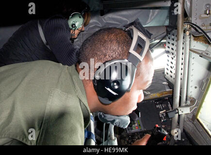 Il personale Sgt. Bob Jenkins, 351Air Refuelling Squadron boom operatore, pompe JP-8 carburante in un F-15E Strike Eagle aeromobile come Elaine Secker, Lakenheath Comunità insegnante di scuola primaria, orologi il compito. In tutti e quattro gli insegnanti ha testimoniato il sergente di fare rifornimento di carburante Strike Eagles Agosto 26. (US Air Force foto/Tech. Sgt. Kevin Wallace) Foto Stock