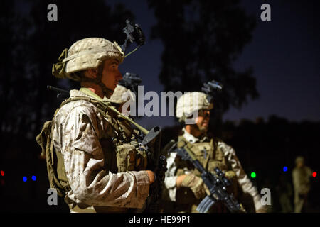 Marines con 2° Battaglione, 3° Reggimento Marine, basata al di fuori del Marine Corps base Hawaii, fornire protezione al Kiwanis Park di Yuma, Ariz., durante una assistenza umanitaria/aiuto in caso di catastrofe (HA/DR) Esercizio ospitato da aviazione marina di armi e tattiche di uno squadrone durante la selezione di armi e tattiche Instructor 1-17, Venerdì, 14 ottobre 2016. Foto Stock