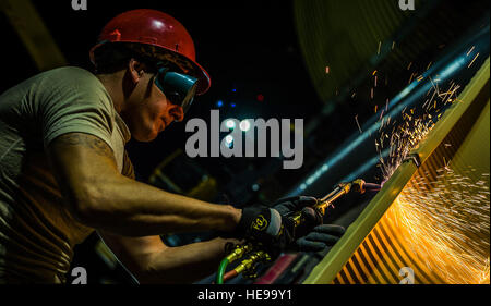 Il personale Sgt. Jesse Mitchell taglia una struttura di metallo con una torcia soffiante 3 Agosto, 2014, nel sud-ovest Asia. Avieri dal 557th Expeditionary cavallo rosso squadrone è venuto da Al Udeid Air Base, Qatar per stabilire più strutture permanenti rispetto alla corrente tende utilizzate come terminali di passeggero. Il gruppo è composto di Pennsylvania Air National Guard membri distribuito a sostegno dell'Operazione Enduring Freedom. Mitchell è un 557th Expeditionary cavallo rosso squadrone marciapiede e attrezzature operatore. Il personale Sgt. Jeremy Bowcock) Foto Stock