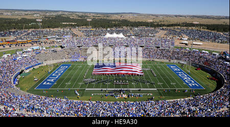 Avieri distendere una grande bandiera americana durante il Halftime spettacolo presso la Air Force-BYU gioco in Falcon Stadium sett. 11, 2010. La mostra commemora le vittime del sett. 11, 2001, gli attacchi terroristici a New York e contro il Pentagono e Shanksville, Pa. Mike Kaplan) Foto Stock