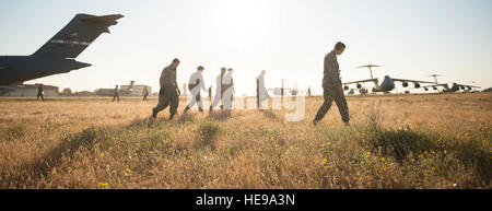 Avieri dal 860th Manutenzione aeromobili squadrone a Travis Air Force Base in California, eseguire un oggetto estraneo detriti a piedi sul flightline Luglio 29, 2015. A causa degli aviatori volti a mantenere la Flightline libera di DOM, Travis AFB è andato 2,555 giorni senza gravi danni per un aeromobile - aiutando a garantire la disponibilità di missione e minori costi di manutenzione. Ken Wright) Foto Stock