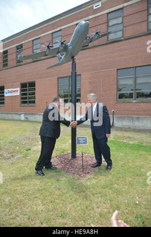 George Shultz, Aria Mobilità e missioni marittima vice presidente e Lockheed Martin general manager e Mike Sorial, C-130 Hercules capo divisione presso Robins, dedicano ufficialmente e display C-130J modello e placca. Il C-130 Hercules, azionato in più di 60 nazioni, ha accumulato oltre 1,2 milioni di ore di volo e opera in 8 principali comandi. Sistema di quattro uffici di programma nella Air Force il ciclo di vita del centro di gestione di gestire il sistema di arma che si estende attraverso i servizi, per includere la guardia costiera e la marina militare, e più recentemente, IL GOVERNO DEGLI STATI UNITI Forest Service. Foto Stock