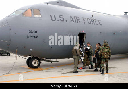 Membri del 172nd Airlift Group (AG) dal Mississippi Air National Guard (ANG), a bordo di un US Air Force (USAF) C-141 Starlifter aerei cargo a Ramstein Air Base (AB), Germania. Foto Stock