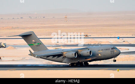 Capitani Michael Osgood e Levin Scott, 816th Airlift Expeditionary Squadron, C-17 Globemaster III piloti, terra un C-17, e il Agosto 8, 2014, Al Udeid Air Base, in Qatar. L'equipaggio è sceso dell'aria 40 fasci di acqua per i rifugiati iracheni durante un umanitario caduta aria sull'Iraq. Il personale Sgt. Vernon giovani Jr.) Foto Stock