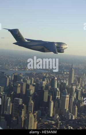 Un U.S. Air Force C-17 Globemaster III velivolo vola dall'Empire State Building di New York City, N.Y., Dic 17, 2007, dopo aver completato il primo volo transcontinentale sul carburante sintetico. Randy Hepp) (rilasciato) Foto Stock