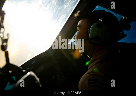 Il cap. Raymond Jang, 816th Airlift Expeditionary Squadron, mosche C-17 Globemaster III oltre i cieli di Afganistan durante una mandata di aria di missione. Il C-17 gli equipaggi degli aeromobili consegnati aerially cargo che consisteva del carburante e di diverse altre forniture ad un remote in avanti base operativa in Afghanistan. Capitano Jang è distribuito dal 7° Airlift Squadron, Base comune Lewis-Mccorda, nello Stato di Washington (U.S. Air Force Photo/ Master Sgt. Adrian Cadice) Foto Stock