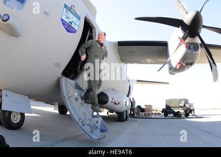 Il cap. Christopher Domitrovich, del North Dakota Air National Guard, Fargo, N.D. ottiene il suo primo sguardo all'interno di un C-27J Spartan aerei dopo che terre, il 14 ottobre, a Hector Aeroporto Internazionale in preparazione per un tour di familiarizzazione essendo condotta Venerdì, Ottobre 15, mediante L-3 Integrazione della piattaforma, Alenia North America e alle società di joint venture, Global aeromobili militari, sistemi a Fargo Air National Guard Base. La familiarizzazione tour è quello di aiutare i membri dell'unità del North Dakota Air National Guard a familiarizzare con i loro futuri aeromobili e di missione prevista transizione pianificata per b Foto Stock