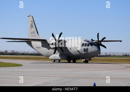 Una C-27J Spartan aereo taxi all'atterraggio ott. 14, a Hector Aeroporto Internazionale in preparazione per un tour di familiarizzazione essendo condotta dal 15 Ottobre da L-3 Integrazione della piattaforma, Alenia North America e alle società di joint venture, Global aeromobili militari, sistemi a Nord Dakota Air National Guard, Fargo, N.D. La familiarizzazione tour è quello di aiutare i membri dell'unità del North Dakota Air National Guard a familiarizzare con i loro futuri aeromobili e pianificata transizione di missione che inizieranno nel 2013. Il supporto è anche invitato a NDANG a prendere in considerazione i nuovi aeromobili. Il C-27J è Foto Stock