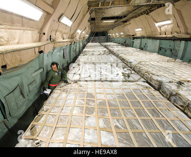 Tech. Sgt. Frank Nieto, 9 Airlift Squadron, esegue controlli di preflight prima di una storica decollare sett. 13. Un Team Dover equipaggio a bordo di una C-5M Super Galaxy, "lo spirito della Normandia,' ufficiosamente 41 set di record in un volo di sola andata. Il Certified sono i risultati attesi per essere rilasciata in circa un mese. Jason Minto) Foto Stock