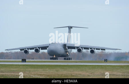 C-5M Super Galaxy, n. di serie 85-0004, terre alla Dover Air Force Base, Del. per completare il suo volo di consegna dopo un aggiornamento a una super galassia di Lockheed Martin Corp. di Marietta, Ga., nov. 21, 2013. 85-0004, è la tredicesima C-5M modello da consegnare per il USAF e unisce il 436th Airlift Wing, attualmente il solo front-line trasporti ala per azionare il C-5M. Greg L. Davis) Foto Stock