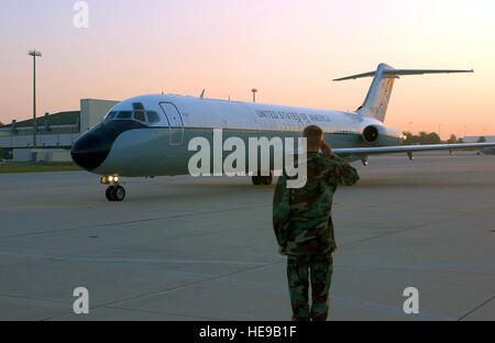 RAMSTEIN AIR BASE, Germania -- Airman 1. Classe Gentry Koepp saluta l'ultimo C-9 Usignolo evacuazione di medicina aeronautica da qui sett. 27. Koepp è un capo equipaggio assegnati al 86º Manutenzione aeromobili squadrone. Il settantacinquesimo Airlift Squadron equipaggio ha volato il C-9A a Scott Air Force Base, Ill., dove sarà trasferito all'aria di riserva di forza. Master Sgt. Jon Hanson) Foto Stock