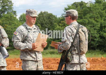 Sgt. 1. Classe impolverata Davis della compagnia D, 1° Battaglione, 414th reggimento da Renton, Washington, consiglia Cadet Jeremy Sharp dell'Università di Georgia sulla navigazione terrestre. Foto Stock